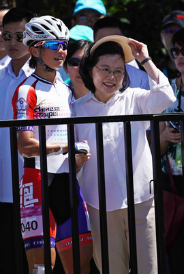 世大運滑輪溜冰馬拉松，蔡總統在場邊加油，向剛獲得金牌的中華隊女將楊合貞（左）當面鼓勵打氣。   圖：中央社提供