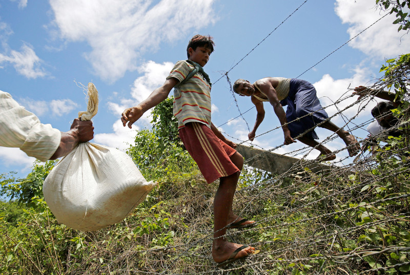 數以千計的羅興亞人試圖越過邊界逃往孟加拉，以避開緬甸的戰火與迫害。   圖：達志影像/路透社