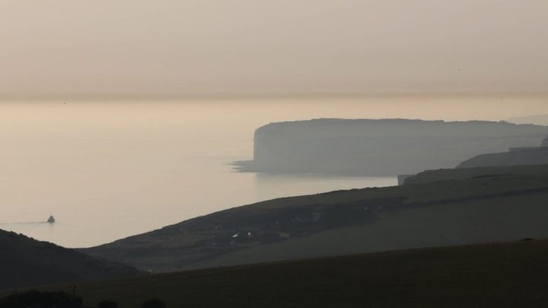 英國廣播公司（BBC）報導，英國東南部海岸東薩塞克斯郡海上飄來來源不明的毒霧。   圖：翻攝自BBC網頁www.bbc.com