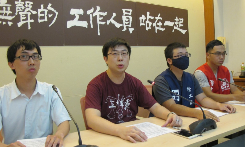 台灣公務革新力量聯盟理事長蔡明翰（左二）等人今（28）日召開記者會。   圖：林朝億/攝
