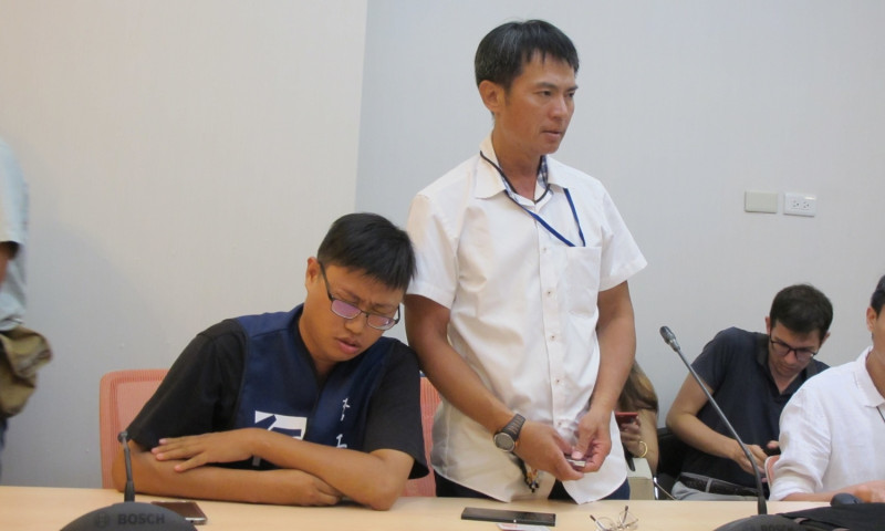 新竹孫姓員警（右）28日記者會時突然痛批年金改革，讓整個記者會走調。   圖：林朝億/攝