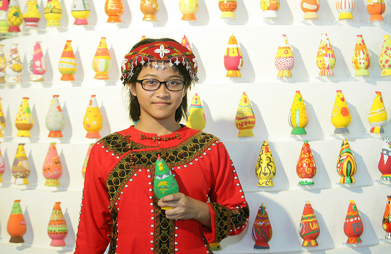 代表嘉蘭在地特色的5個家鄉文化色彩，包括嘉蘭盛產如紅寶石般的「洛神花紅」、排灣族與魯凱族傳統建築的「石板屋灰」、祖先故鄉的「大武山青」、繚繞山林的「嘉蘭霧白」，及特色農作的「小米黃」，將在會場中展出。&nbsp;&nbsp;&nbsp;圖：教育部/提供