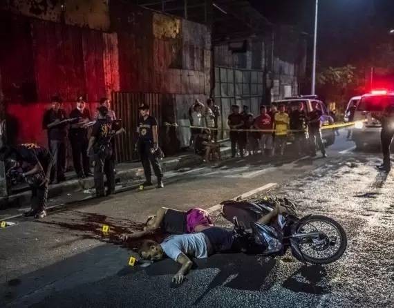 在菲律賓的達斯馬里那斯市，因歹徒機車殺人案件增加，規定民眾騎機車不得戴安全帽。   圖 : 翻攝自哥穀穀網頁