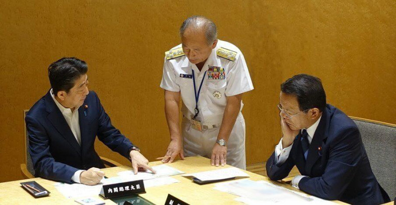 針對朝鮮29日清晨試射導彈，飛越日本上空，日本首相安倍晉三（左）立刻召開國家安全保障會議，商討因應。   圖：翻攝安倍晉三臉書