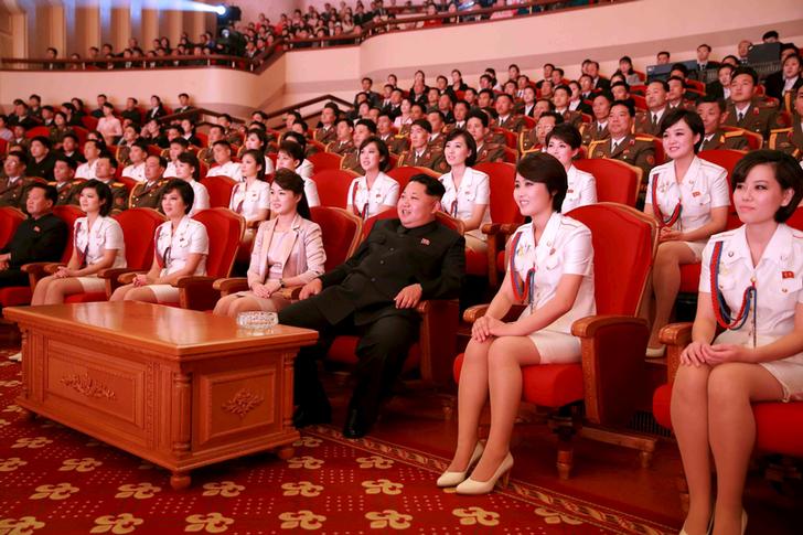 2015年10月19日，北韓中央通信社(KCNA)公布了這張沒有說明日期的照片。當時，金正恩(右三)與妻子李雪主（左四），一起觀賞慶祝北韓勞動黨建黨70周年的藝術演出。李雪主在和金正恩結婚前，也曾經是「銀河管弦樂團」紅極一時的歌手。   圖：達志影像／路透社資料照片