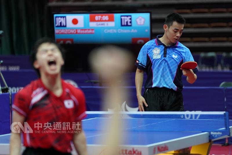 中華隊桌球好手陳建安（後）29日在台北世大運桌球男 單金牌戰，以1比4不敵日本選手（前），屈居銀牌。   圖 : 中央社