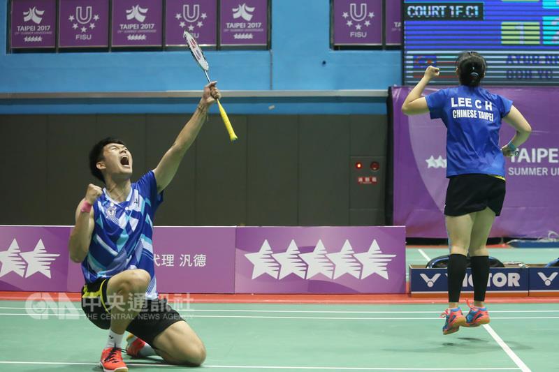 台北世大運羽球賽事29日在台北體育館舉行，中華隊李 佳馨（右）、王齊麟（左）在混雙冠軍戰中，以2比1的 成績逆轉打敗馬來西亞對手，勇奪金牌。   圖 : 中央社