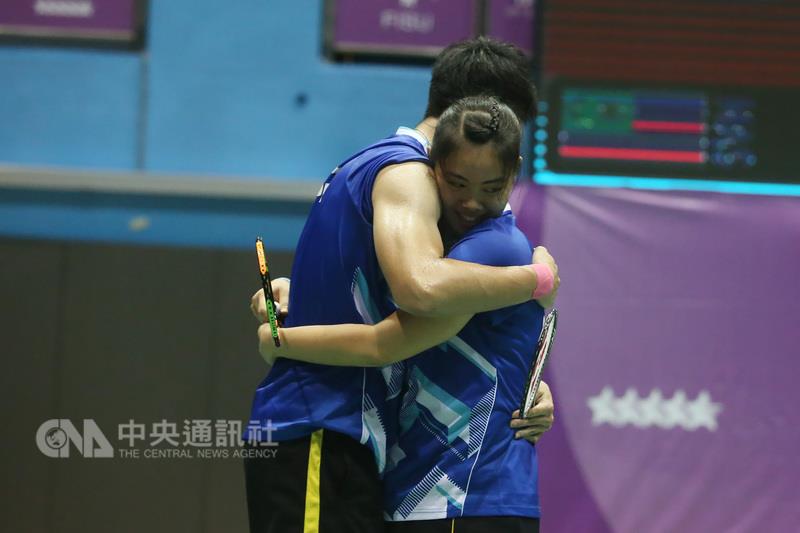 台北世大運羽球賽事29日在台北體育館舉行，中華隊李 佳馨（右）、王齊麟（左）在混雙冠軍戰中，以2比1的 成績逆轉打敗馬來西亞對手，勇奪金牌，開心擁抱。   圖 : 中央社