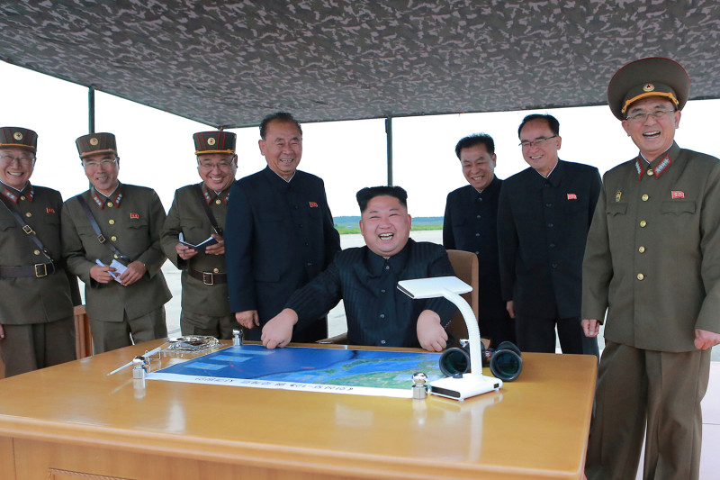 朝鮮最高領導人金正恩（中坐者）29日親自指導火星12型導彈試射，對結果相當滿意。   圖：達志影像/路透社