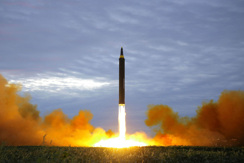 朝鮮29日再度試射導彈，朝中社證實是火星12型導彈，飛越日本上空，引起國際震驚。   圖：達志影像/路透社