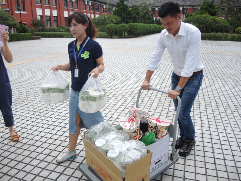 民進黨發言人吳沛憶、王閔生推著拖車，送炸雞跟飲料給立委們。   圖：黃韋銓