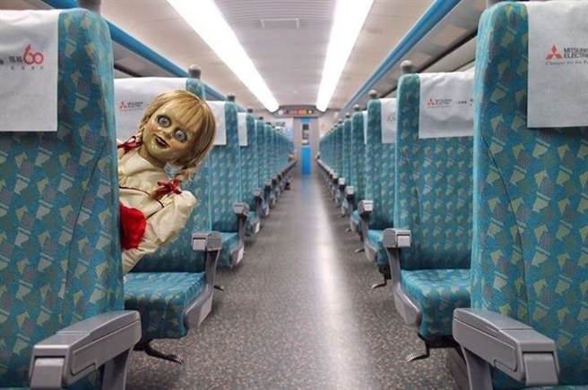 戴立《安娜貝爾：造孽》片商讓電影中的恐怖洋娃娃穿梭於高鐵車廂的宣傳引起爭議。   圖：翻攝自華納兄弟台灣粉絲俱樂部
