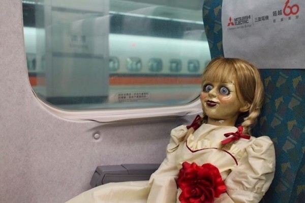 為了宣傳這部恐怖片，「安娜貝爾」跑遍全台各地宣傳，其中一環便是讓她搭乘高鐵。   圖：翻攝自華納兄弟台灣粉絲俱樂部