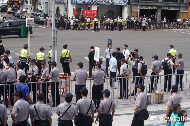 拔菜總部人員在南京東路北寧路口抗議，警方將其團團圍住不感大意。   圖/常日豪攝