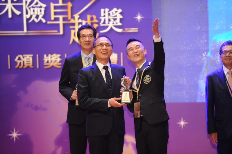 行政院長林全今（30）日出席「第七屆台灣保險卓越獎頒獎典禮」。　   圖：行政院/提供