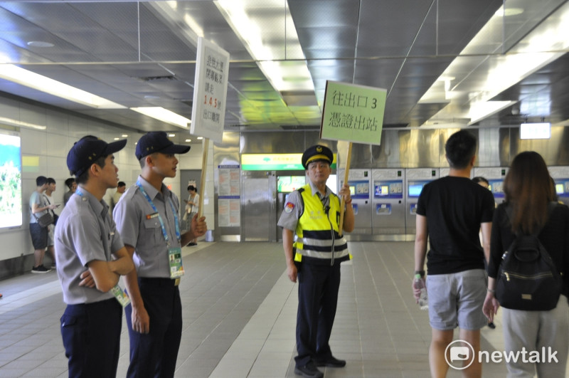 警方從捷運站裡，開始管制，做到滴水不漏。   圖:陳香蘭／攝