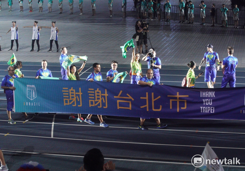 世大運閉幕式巴西隊進場時舉「謝謝台北市」的標語。   圖：張良一/攝