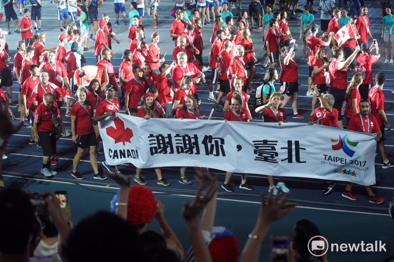 世大運閉幕式加拿大隊進場時舉「謝謝你，台北」的標語。   圖：張良一/攝
