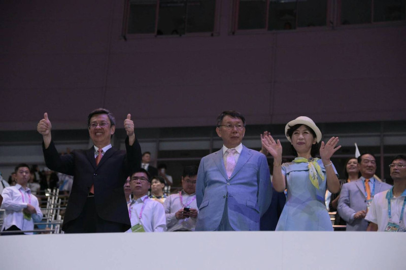 副總統陳建仁（左）今晚出席世大運閉幕典禮，他強調台灣一定要團結。圖中為台北市長柯文哲、右為妻子陳佩琪。   圖 : 台北市政府/提供