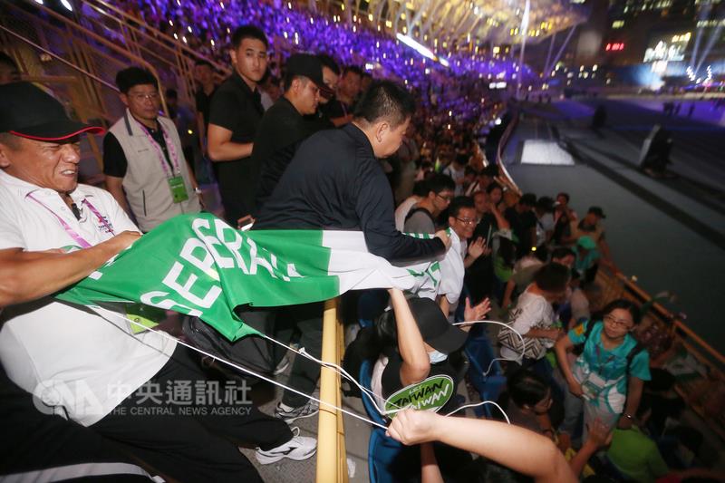 台北世大運30日晚間在台北田徑場舉行閉幕典禮，獨派 團體攜帶大型政治標語進場，並在場中展示，遭到維安 人員拉扯，爆發短暫衝突。   圖 : 中央社