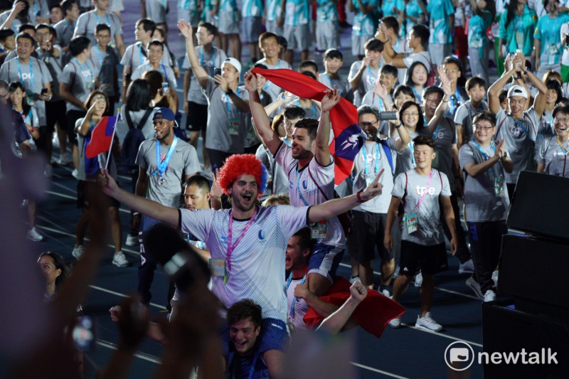 國旗與國旗帽由外國選手攜帶進世大運閉幕典禮。   圖：常日豪/攝