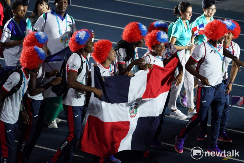外國選手帶著國旗帽繞場。   圖：常日豪/攝