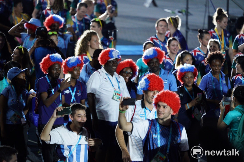 外國選手帶著國旗帽繞場。   圖：常日豪/攝