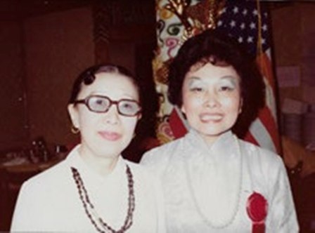兩蔣密使陳香梅（右）與此書作者鄭佩芬的母親攝於美國華府。   圖：《近看兩蔣家事與國事》時報出版 / 提供