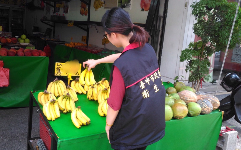 太平區世界甜水果行「香蕉」驗出農藥殘留-芬佈賜0.25ppm，不符合規定。衛生局已勒令下架並追查其他源頭廠商商品流向。   圖：台中市衛生局提供