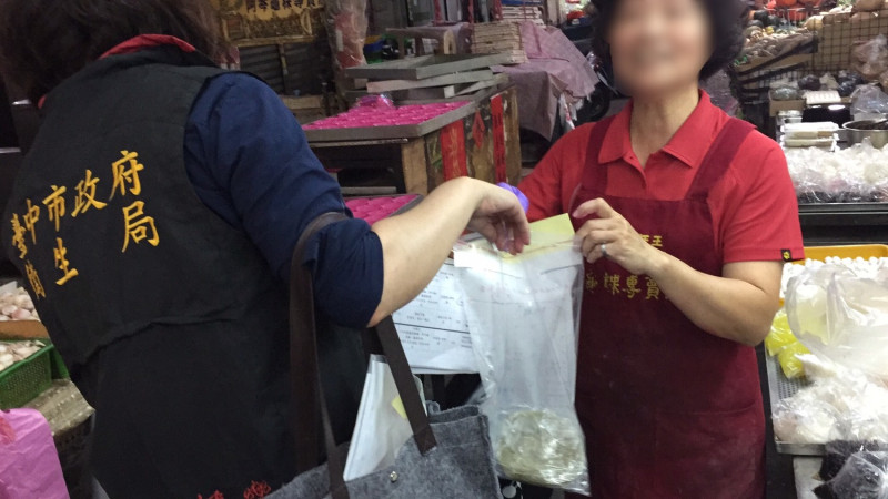 西區「阿琴龜粿專賣店」的「草仔粿」驗出防腐劑-去水醋酸0.29g/kg，不符合規定。衛生局已勒令下架並追查其他源頭廠商商品流向。   圖：台中市衛生局提供