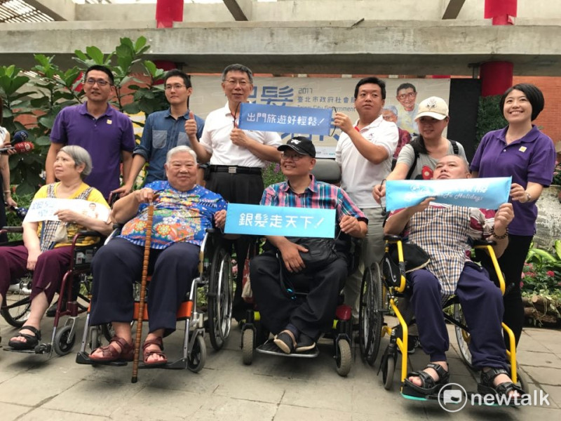 台北市長柯文哲今日出席銀髮樂活行記者會，與輪椅長者一起合影。   圖 : 周煊惠／攝