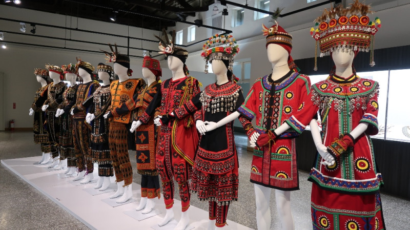 屏東美術館展出「Samiyang，讓針線慢慢說」，帶民眾看見屏東排灣魯凱的衣飾工藝。   圖：屏東縣政府 / 提供