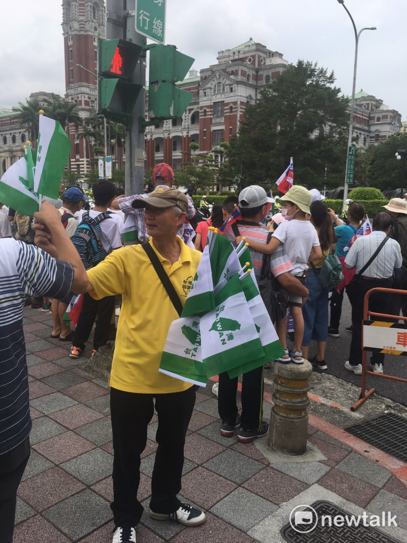 熱心民眾現場分發台灣獨立旗幟。   圖 : 張正霖/攝