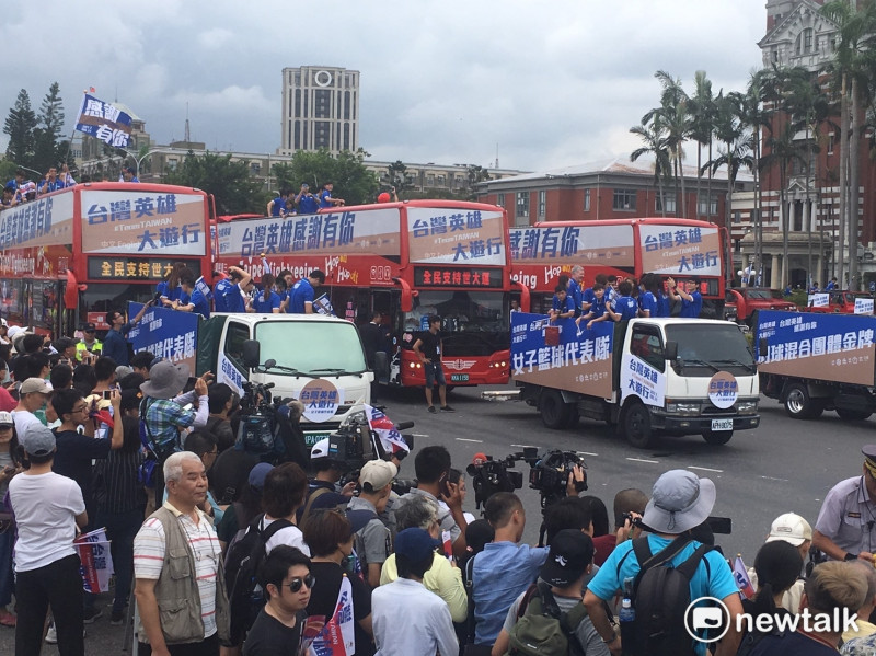 台灣英雄大遊行車隊出發，雙層觀光巴士特別吸睛。   圖 : 張正霖/攝