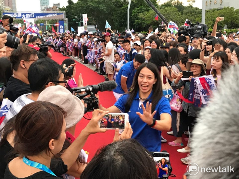 世大運舉重破世界紀錄的台灣女子舉重好手郭婞淳熱情與民眾打招呼。   圖 : 周煊惠／攝
