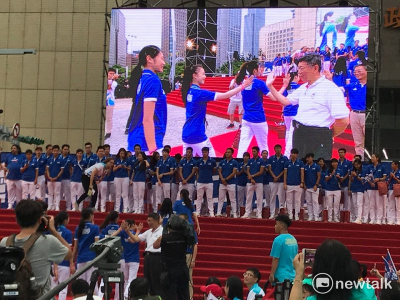 台北市長柯文哲、體育署長林德福站在紅毯底端與台灣選手擊掌。   圖 : 周煊惠／攝