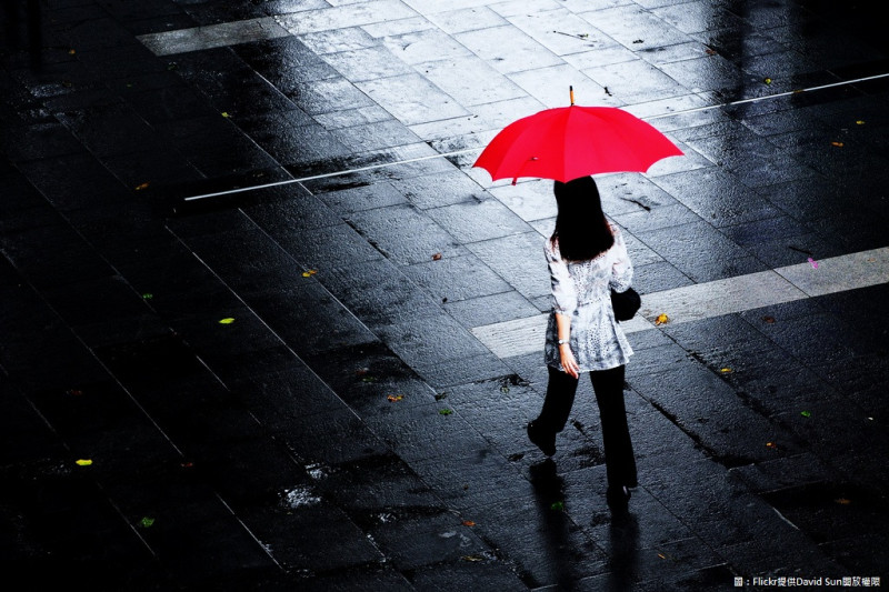 今（24）日持續受東北季風影響，清晨在北台灣預計只有15、16度，外出帶把傘備用比較保險。   圖：Flickr提供David Sun開放權限