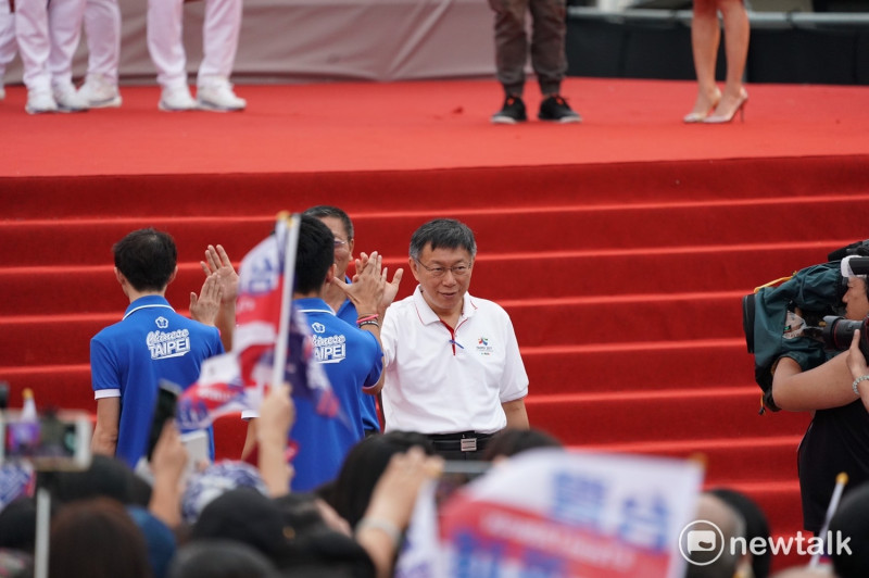 世大運台灣英雄晚會，台北市長柯文哲與選手high five擊掌。   圖:張良一/攝