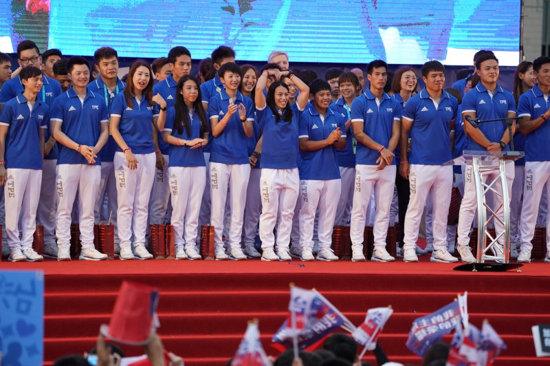 本屆世大運舉重破世界紀錄的台灣女將郭婞淳（手比愛心者）可愛模樣回應民眾熱情。   圖 : 常日豪 / 攝