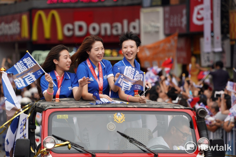 今 (31) 日下午的世大運台灣英雄大遊行與晚會場面熱鬧，選手在車上向民眾示意。   圖 : 張良一/攝