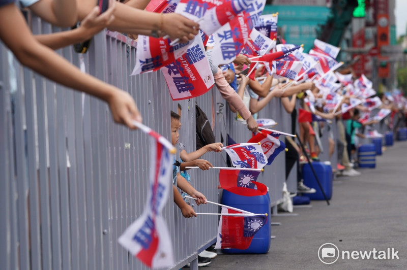 今 (31) 日下午的世大運台灣英雄大遊行與晚會場面熱鬧，小朋友也上街揮舞旗幟。   圖 : 張良一/攝