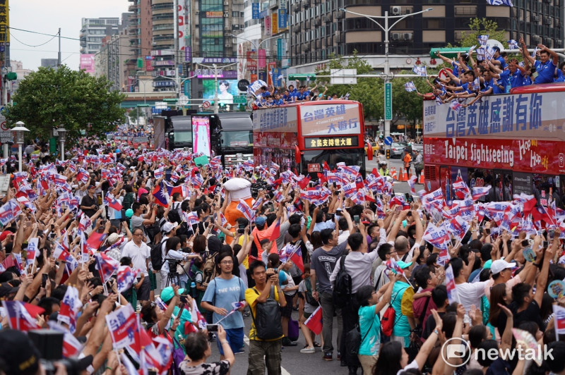 今 (31) 日下午的世大運台灣英雄大遊行與晚會場面熱鬧，熱情民眾夾道歡迎。   圖 : 張良一/攝