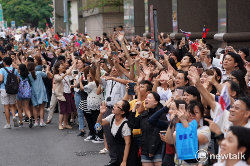 今 (31) 日下午的世大運台灣英雄大遊行與晚會場面熱鬧，民眾紛紛對著選手拍照。   圖 : 張良一/攝