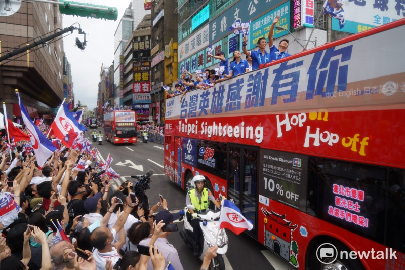 今 (31) 日下午的世大運台灣英雄大遊行與晚會場面熱鬧，選手們在雙層巴士上對民眾揮手。   圖 : 張良一/攝
