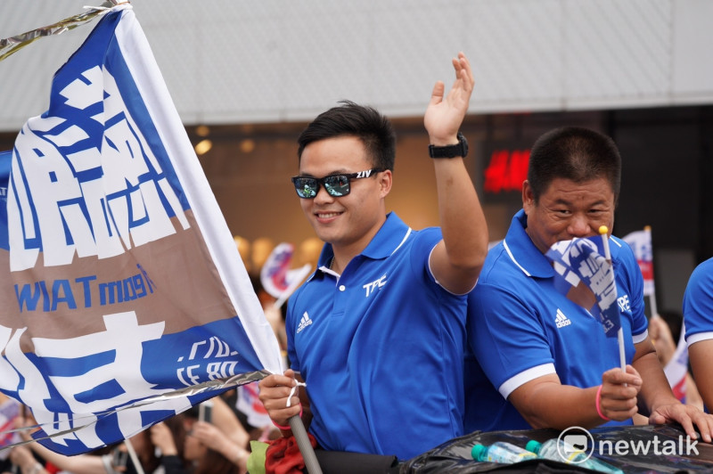 今 (31) 日下午的世大運台灣英雄大遊行與晚會場面熱鬧，遊行選手對民眾打招呼。   圖 : 張良一/攝
