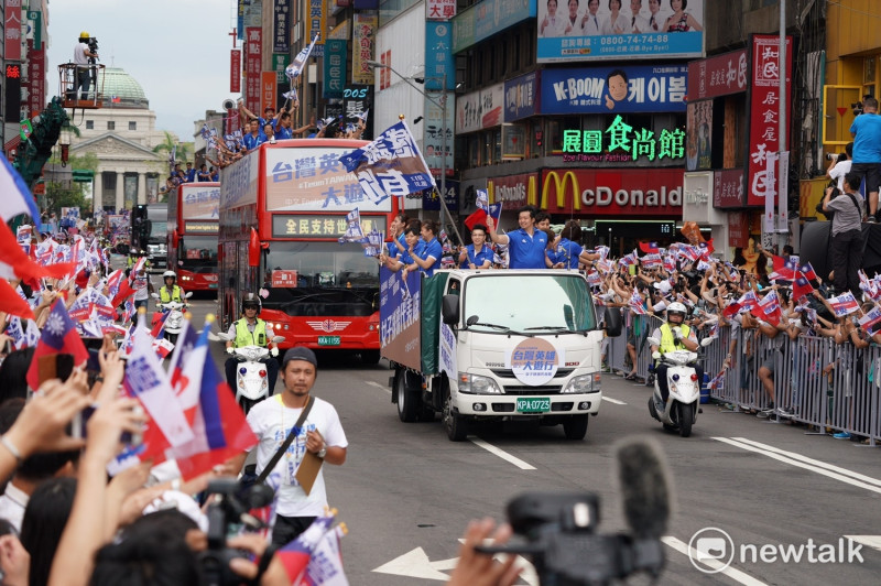 今 (31) 日下午的世大運台灣英雄大遊行與晚會場面熱鬧，大遊行的民眾與車隊。   圖 : 張良一/攝
