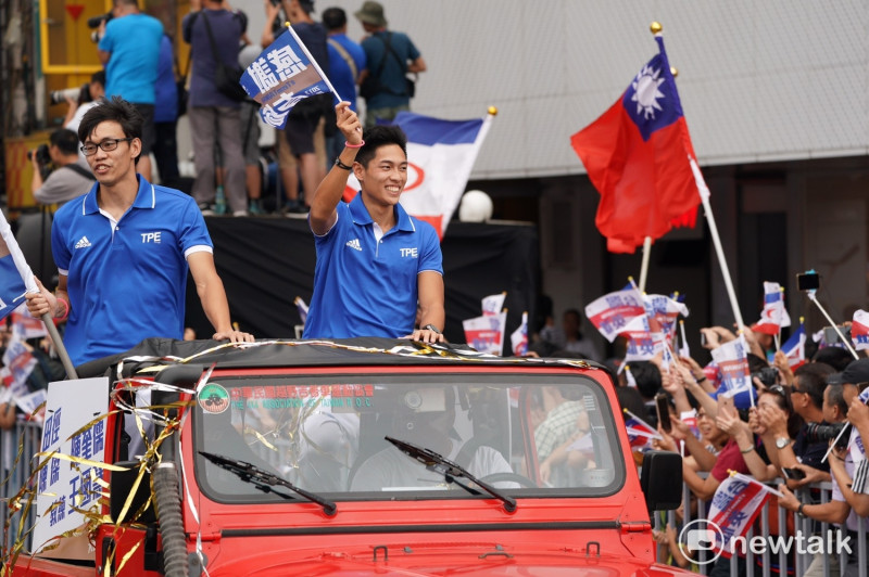 今 (31) 日下午的世大運台灣英雄大遊行與晚會場面熱鬧，選手們揮舞旗幟。   圖 : 張良一/攝