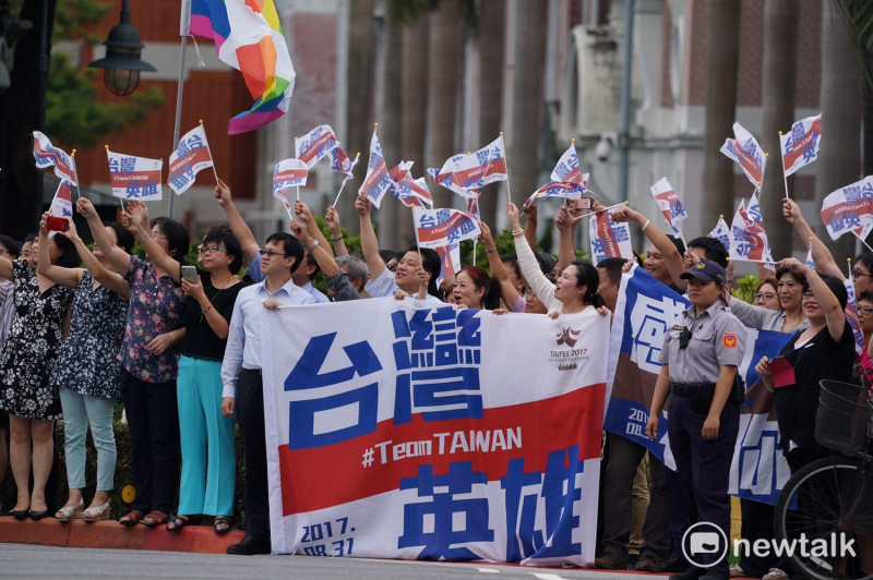 今 (31) 日下午的世大運台灣英雄大遊行與晚會場面熱鬧，民眾揮舞旗幟與標語。   圖 : 張良一/攝