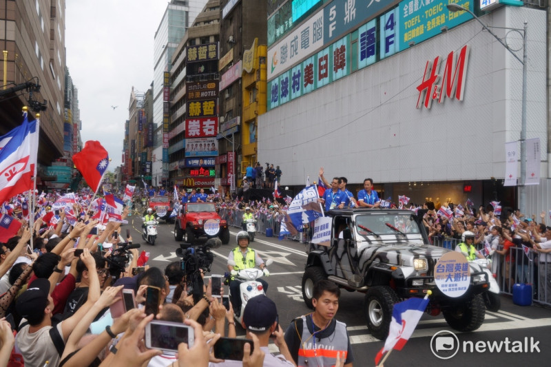 今 (31) 日下午的世大運台灣英雄大遊行與晚會場面熱鬧，大遊行的民眾與車隊。   圖 : 張良一/攝