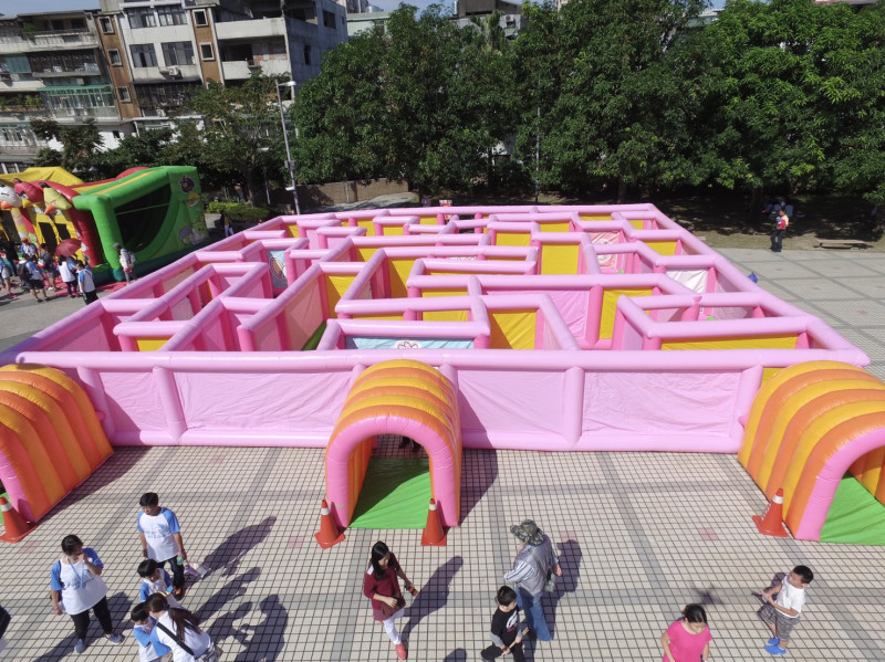 竹圍漁港大型粉紅色迷宮現蹤，周末將有迷宮音樂派對活動。   圖：桃園市觀旅局/提供